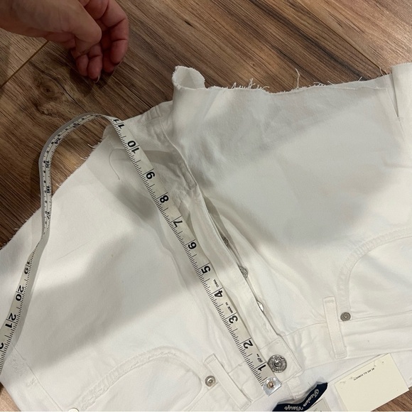 NWT Citizens of Humanity Annabelle Vintage Cutoff Denim Shorts in White - Picture 10 of 16